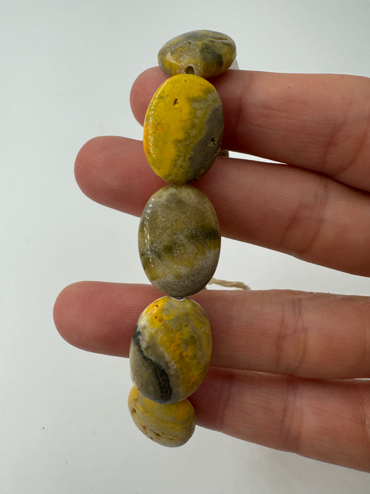 Armband aus Bumble Bee Jasper (Eclipse), ca. 19 cm Umfang, mit charakteristischer gelb-schwarz-oranger Bänderung