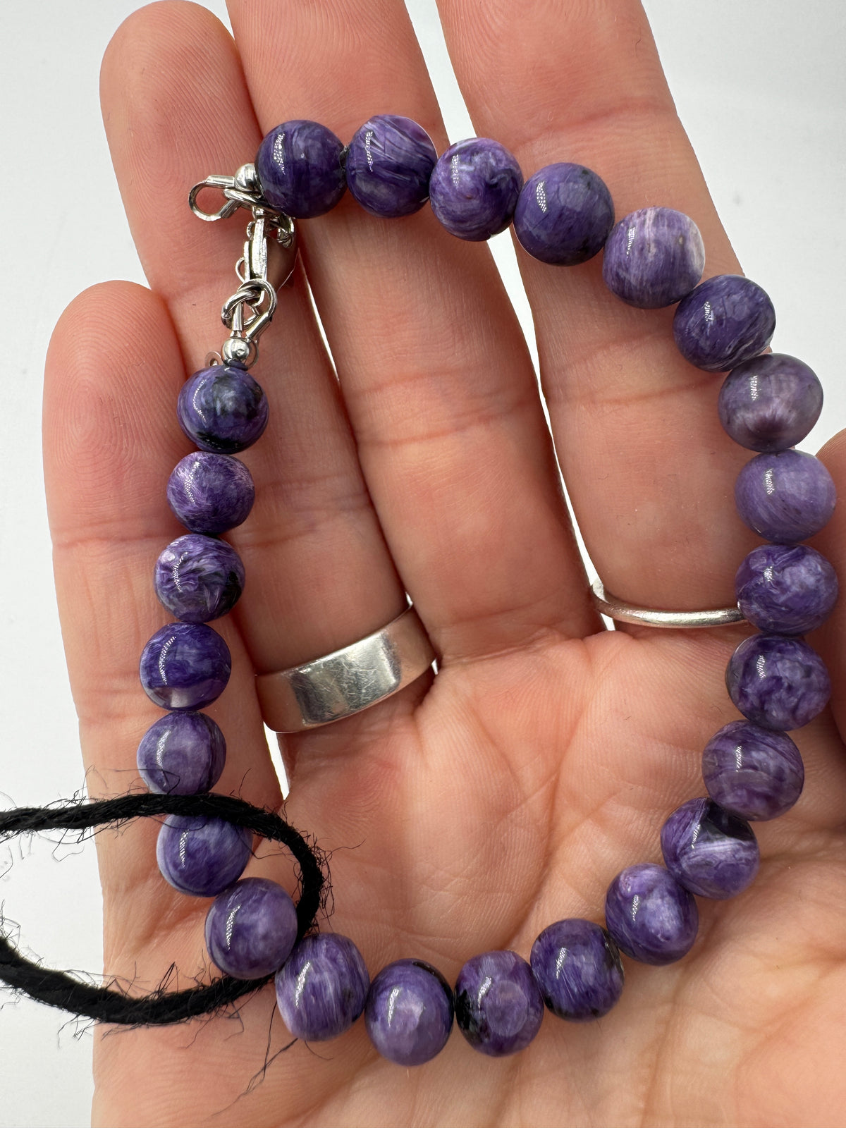 Armband aus Charoit mit 7-mm-Kugeln – violettes Farbspiel mit wirbelnden Mustern aus Aegirin, Umfang 18 cm mit 2 cm Verlängerung.