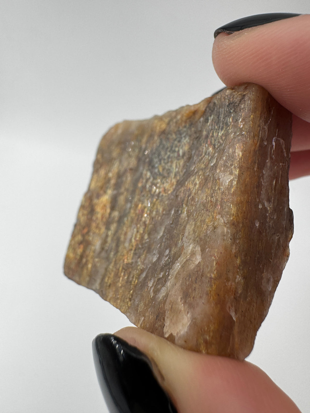 Sonnenstein Rohstein mit goldener Aventureszenz und natürlicher Mineralstruktur.