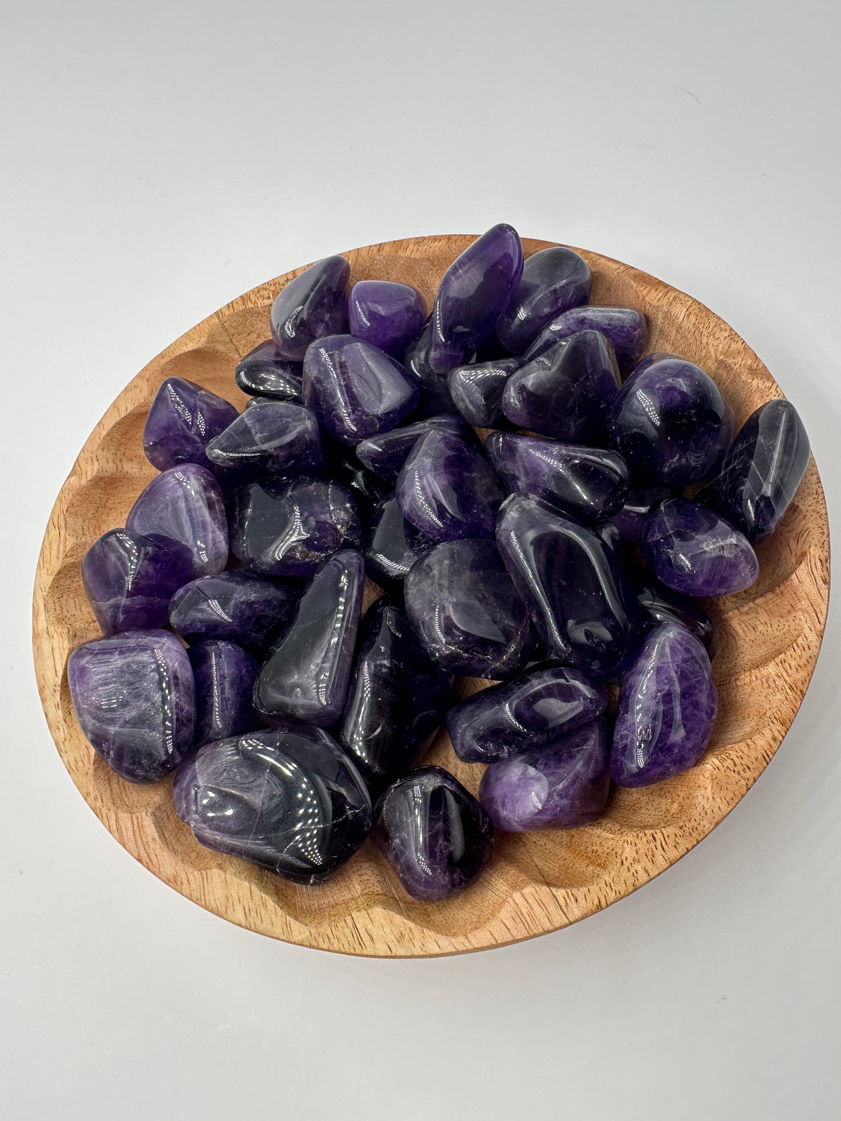 B-Ware Amethyst Trommelsteine, polierte violette Quarz-Varietät mit feinen Oberflächenkratzern, Sammlerstück zum reduzierten Preis