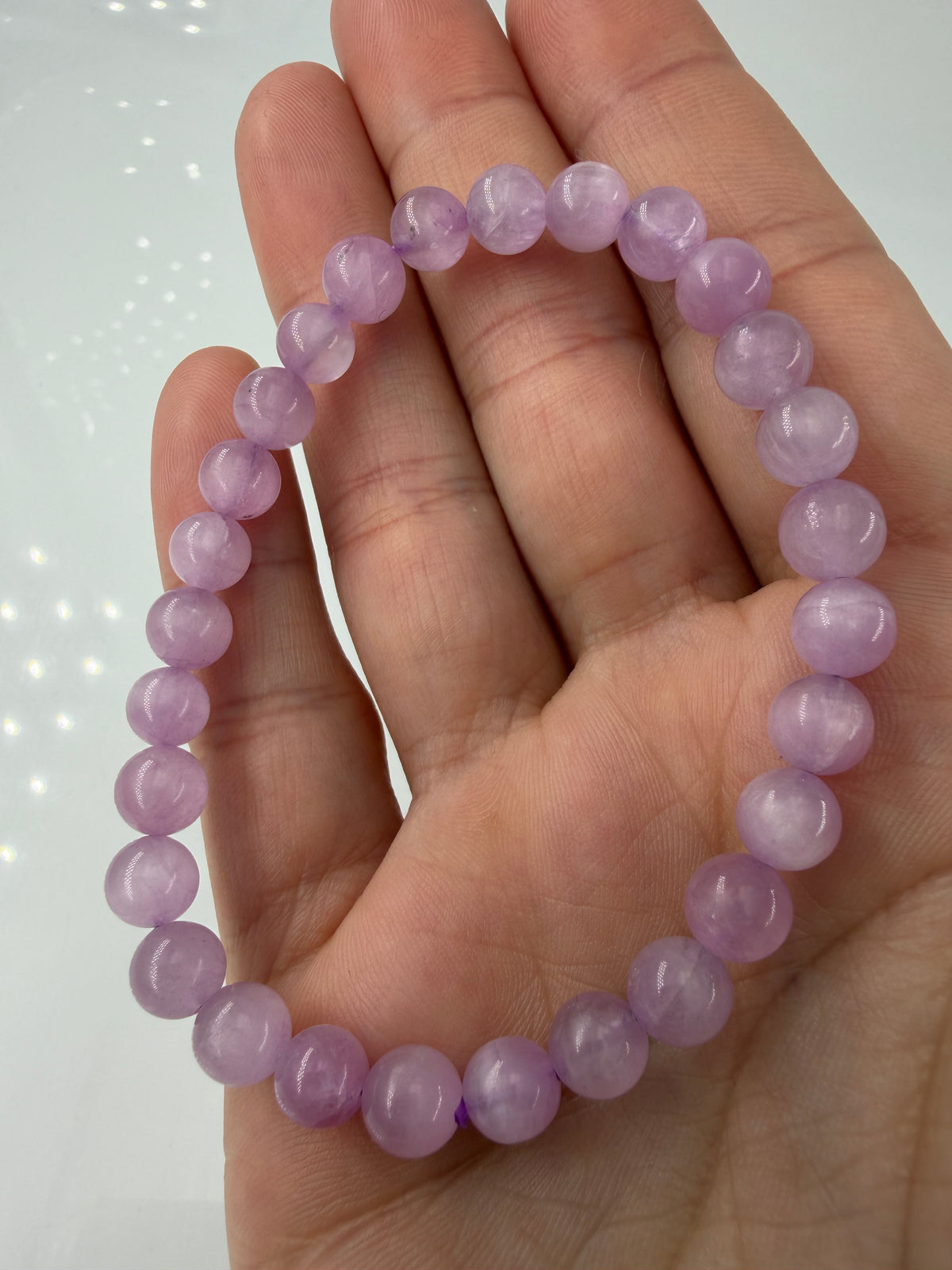 Kunzit Armbänder KA26 – Detailansicht der natürlichen Spodumen-Kugeln in Rosa.