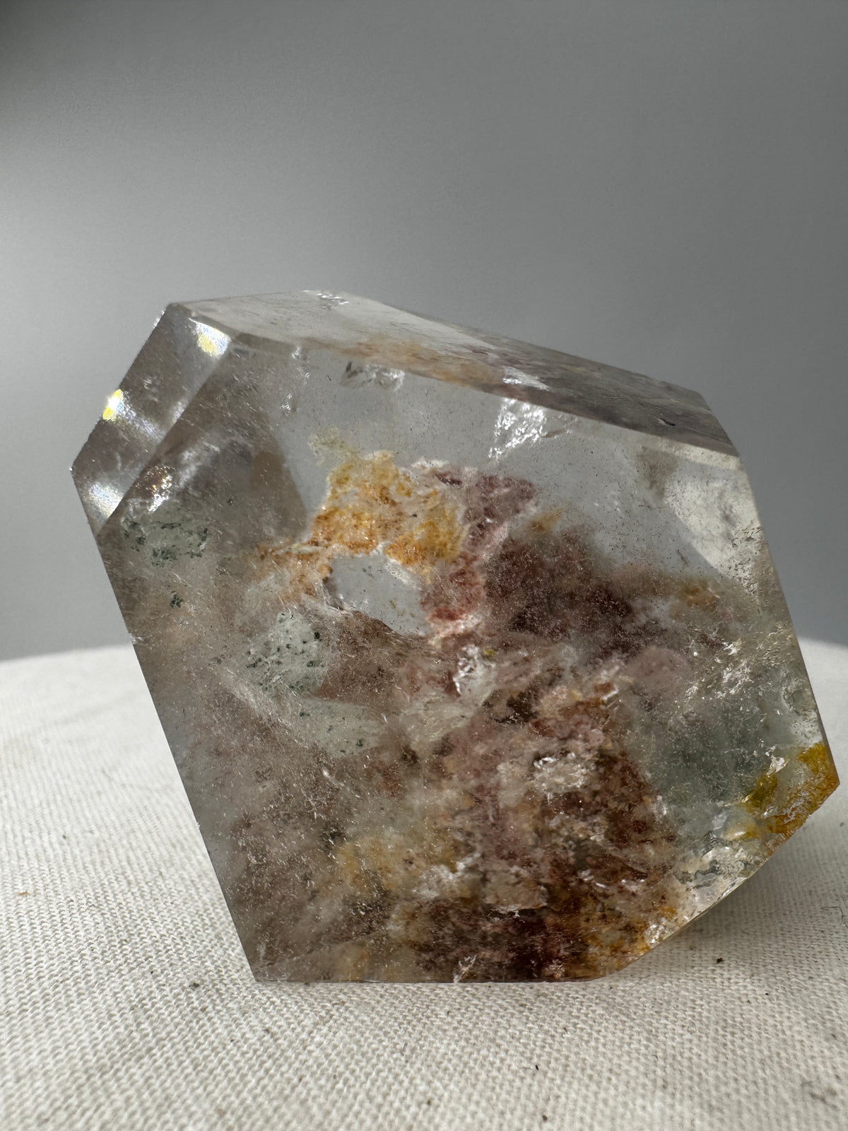 Lodolith Freiform GF37, mit dichtem Chlorit- und Eisenoxid-Einschlussmuster im klaren Quarz, organisch geschliffen.