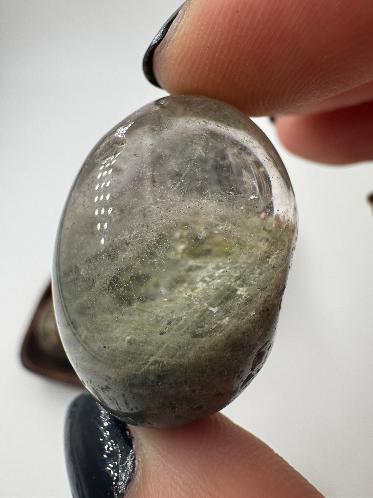 Lodolith-Trommelstein mit ihren im Inneren farbenfrohe, moosähnliche Mineraleinschlüsse, die wie konservierte Unterwasserlandschaften erscheinen.