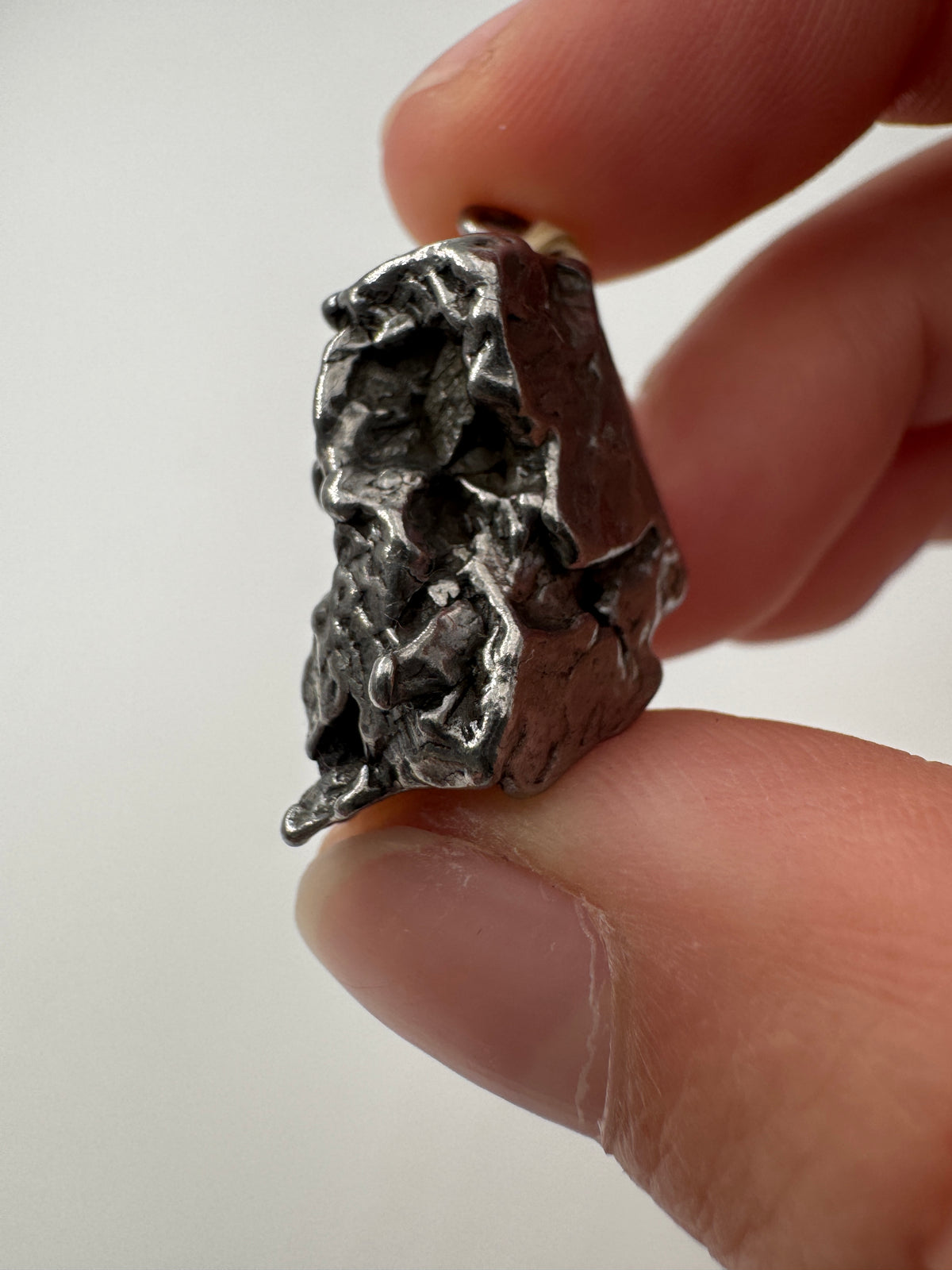 Meteoriten-Anhänger MA32 – echter Eisen-Nickel-Meteorit aus Campo del Cielo, Argentinien, mit charakteristischer Widmanstätten-Struktur, kosmisches Sammlerobjekt als Schmuck.