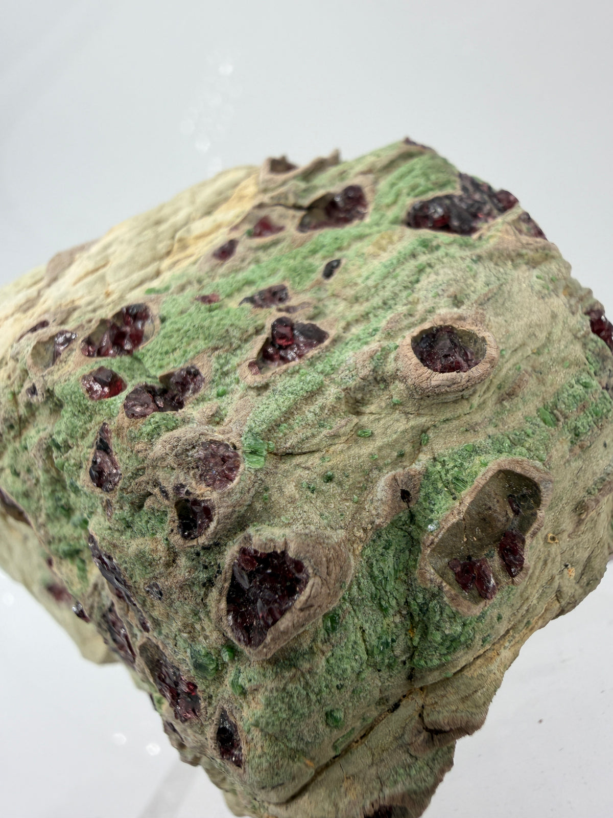 Kontrastreiches Cluster aus rotem Pyrop und grünem Chromdiopsid aus der Wanzenau, Österreich.
