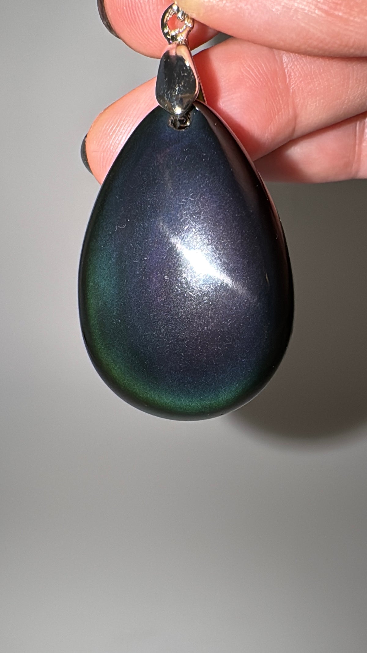 Anhänger aus Regenbogen-Obsidian mit schillerndem Farbenspiel.