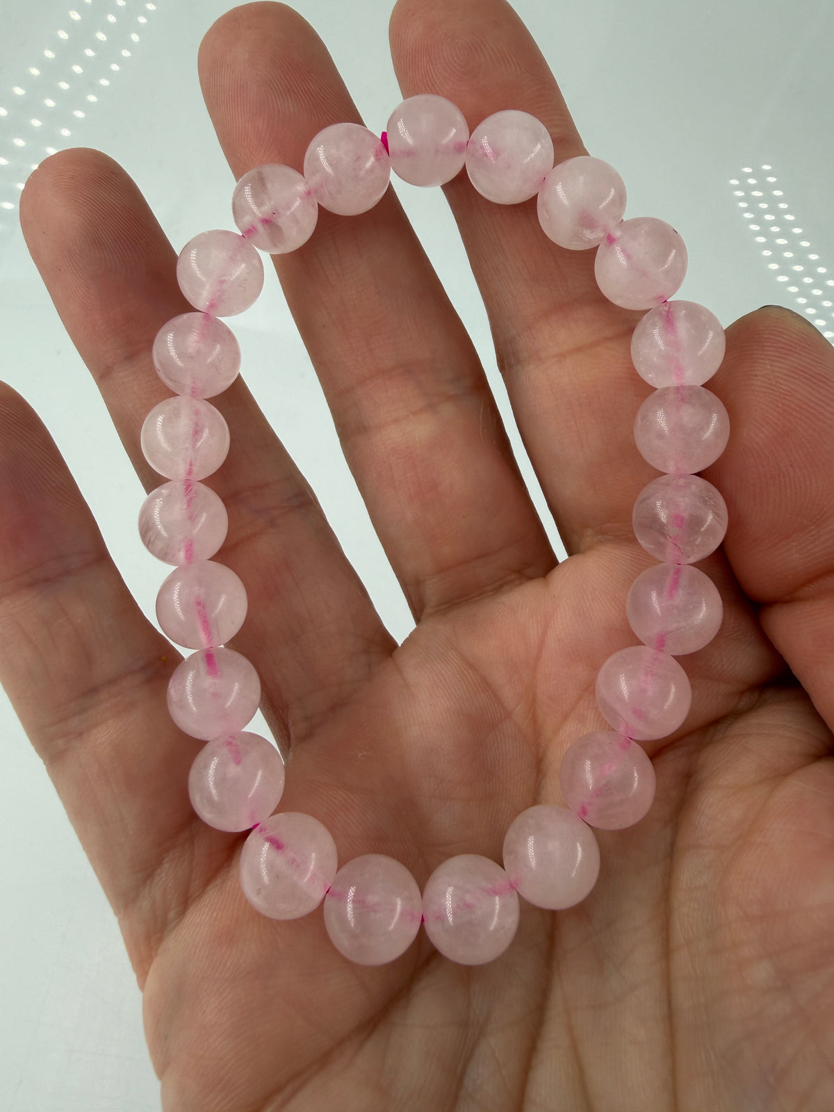 Elastisches Kugelarmbänder aus Rosenquarz mit einem natürlichen Rosa.