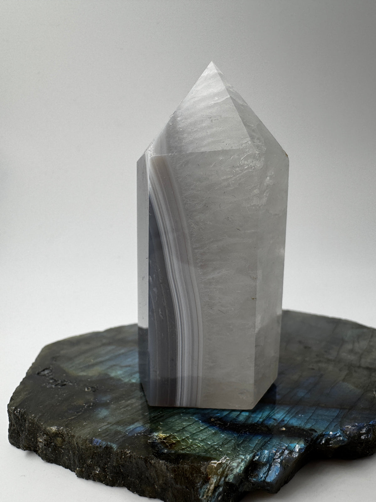 Achat-Spitze AT24, 6,7 cm hoch – kompakte Turmspitze aus Achat und Quarz mit feiner  Banding-Struktur und zarter Transparenz, mineralogisches Sammlerobjekt.
