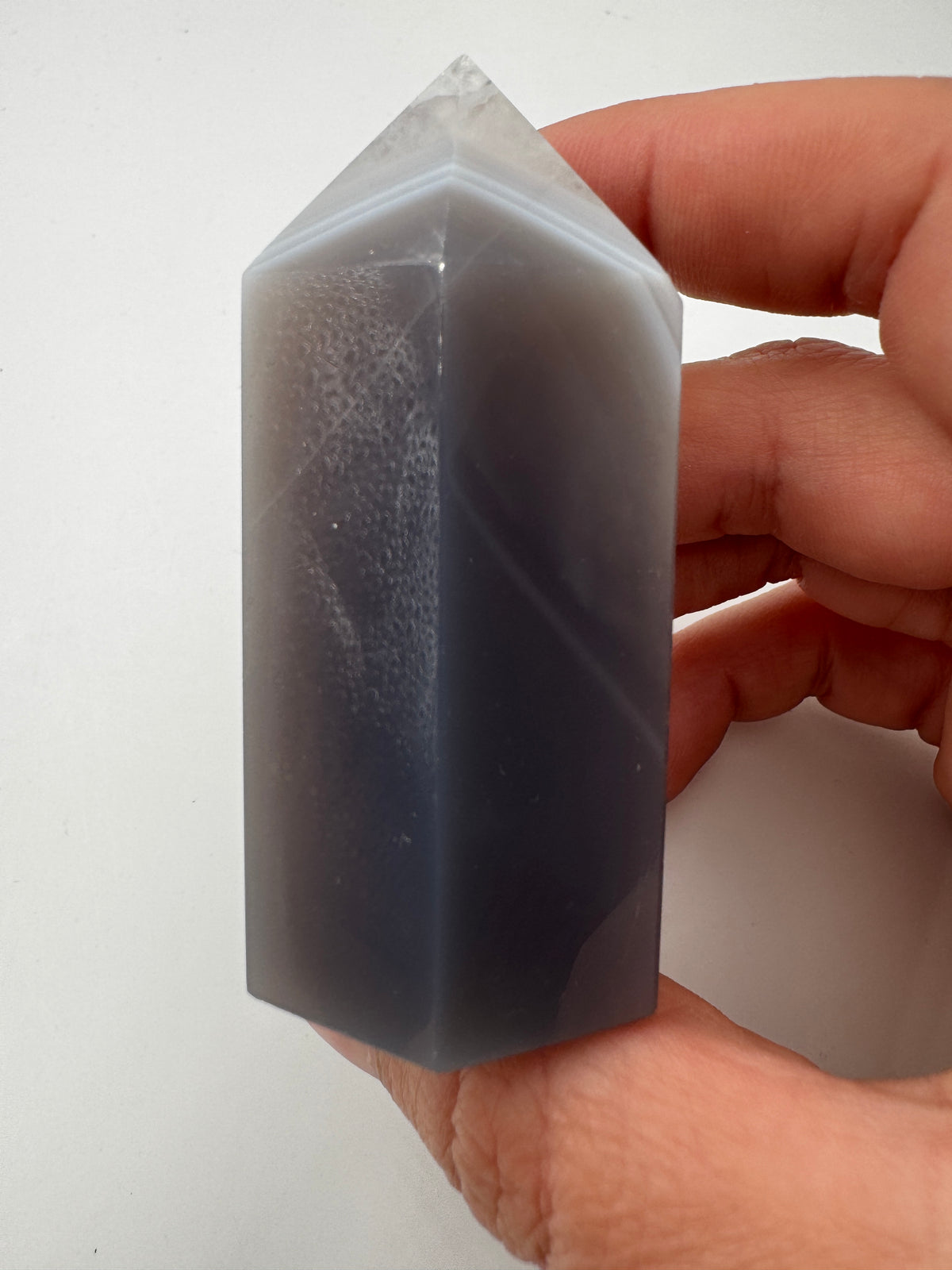 Achat-Spitze AT24, 6,7 cm hoch – kompakte Turmspitze aus Achat und Quarz mit feiner  Banding-Struktur und zarter Transparenz, mineralogisches Sammlerobjekt.