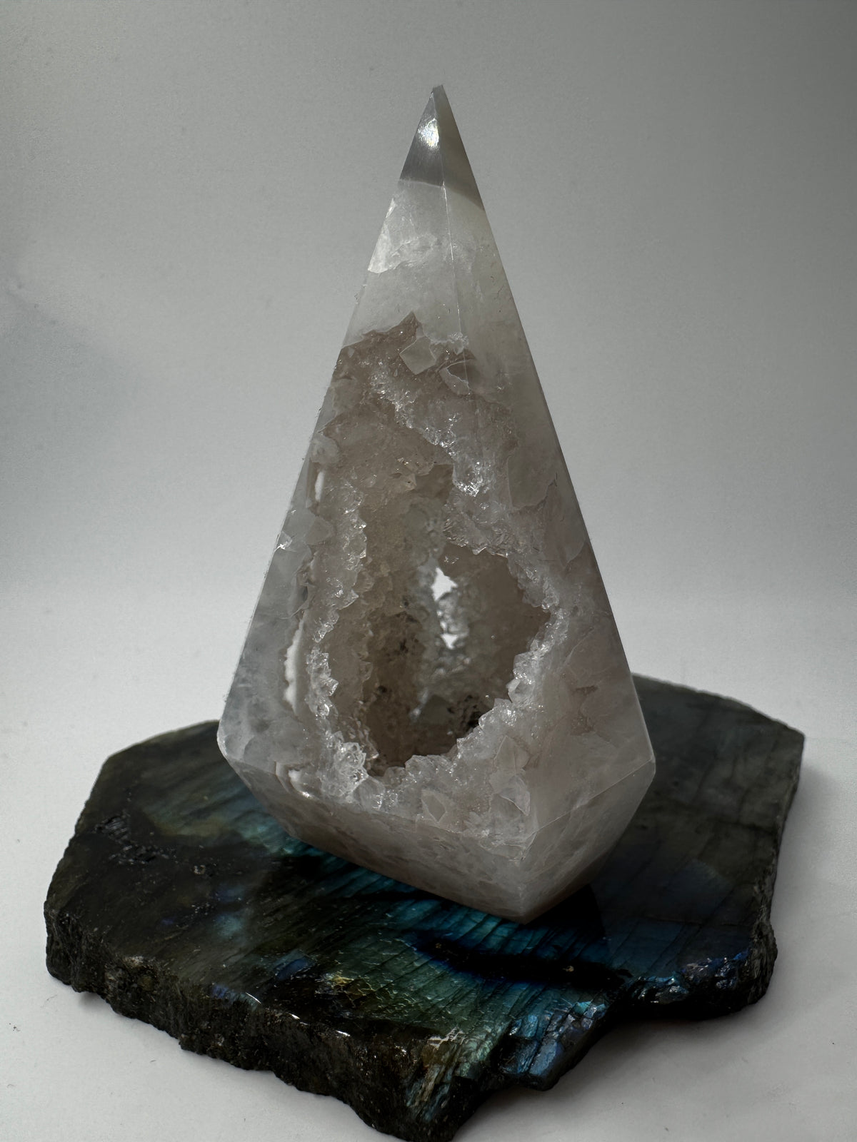 Achat-Spitze mit Druse AS44, 8,1×5,2 cm – polierte Turmspitze aus Achat mit charakteristischer Banding-Struktur und rauer Quarzkristall-Druse, geologisches Unikat.