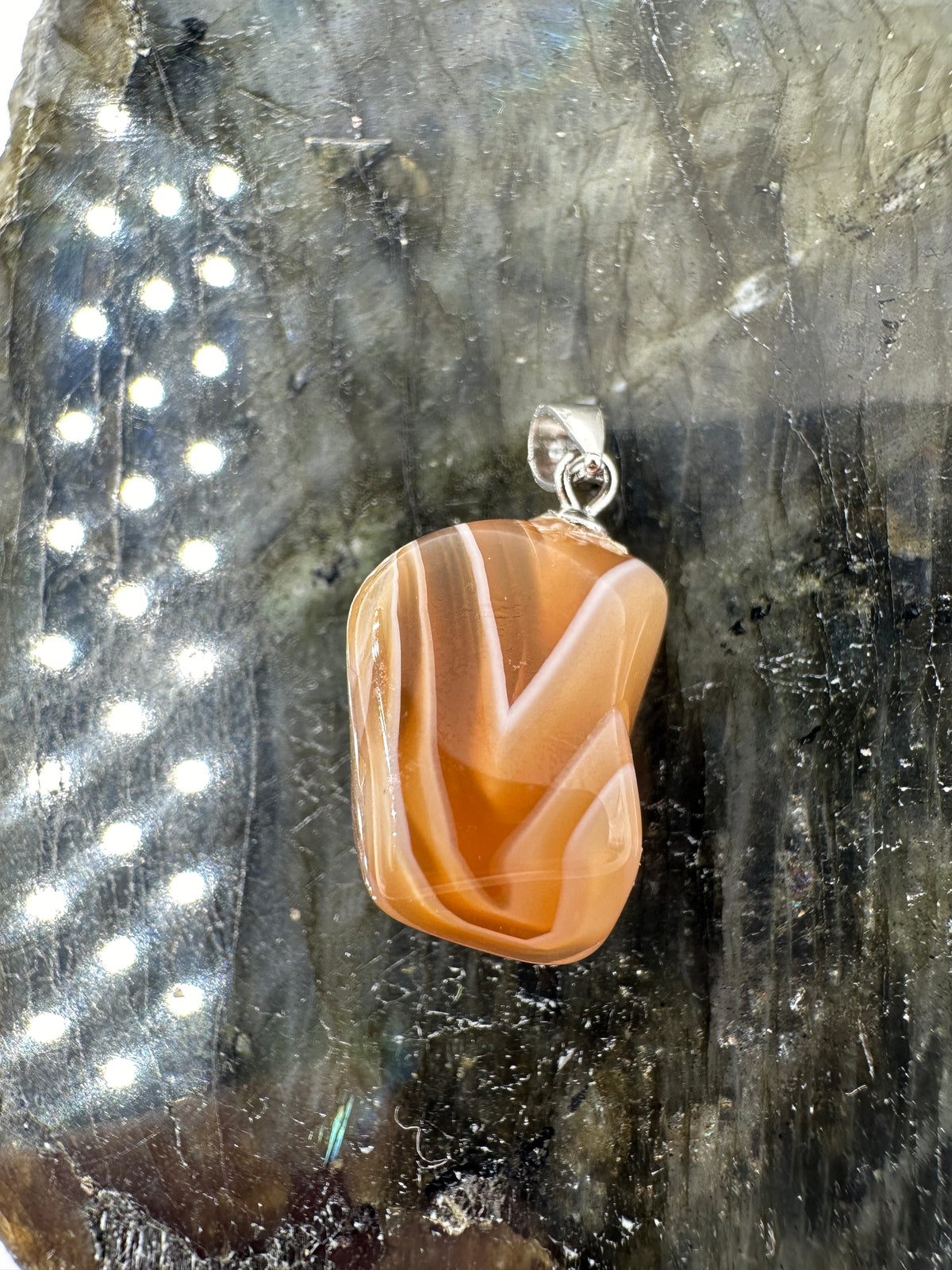 Achat Anhänger mit Silberöse, ca. 2 cm, mit charakteristischer konzentrischer Chalcedon-Bänderung