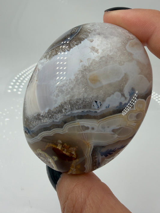 Achat Handstein MH37 aus Indonesien – polierter Moos-Achat mit moosartigen Inklusionen und feinen Dendriten in Chalcedon-Matrix, 6,8 × 5,1 cm