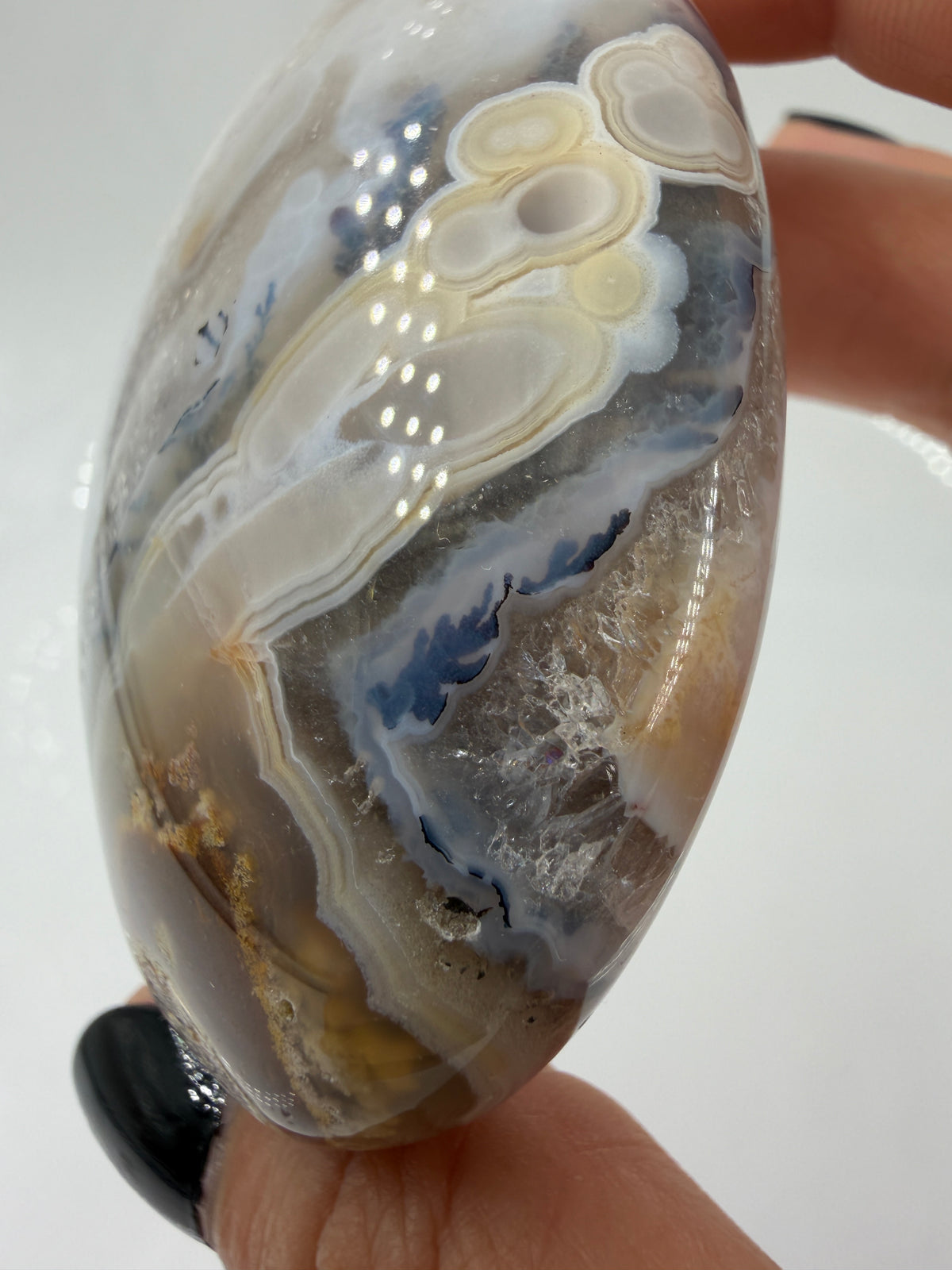 Achat Handstein MH37 aus Indonesien – polierter Moos-Achat mit moosartigen Inklusionen und feinen Dendriten in Chalcedon-Matrix, 6,8 × 5,1 cm