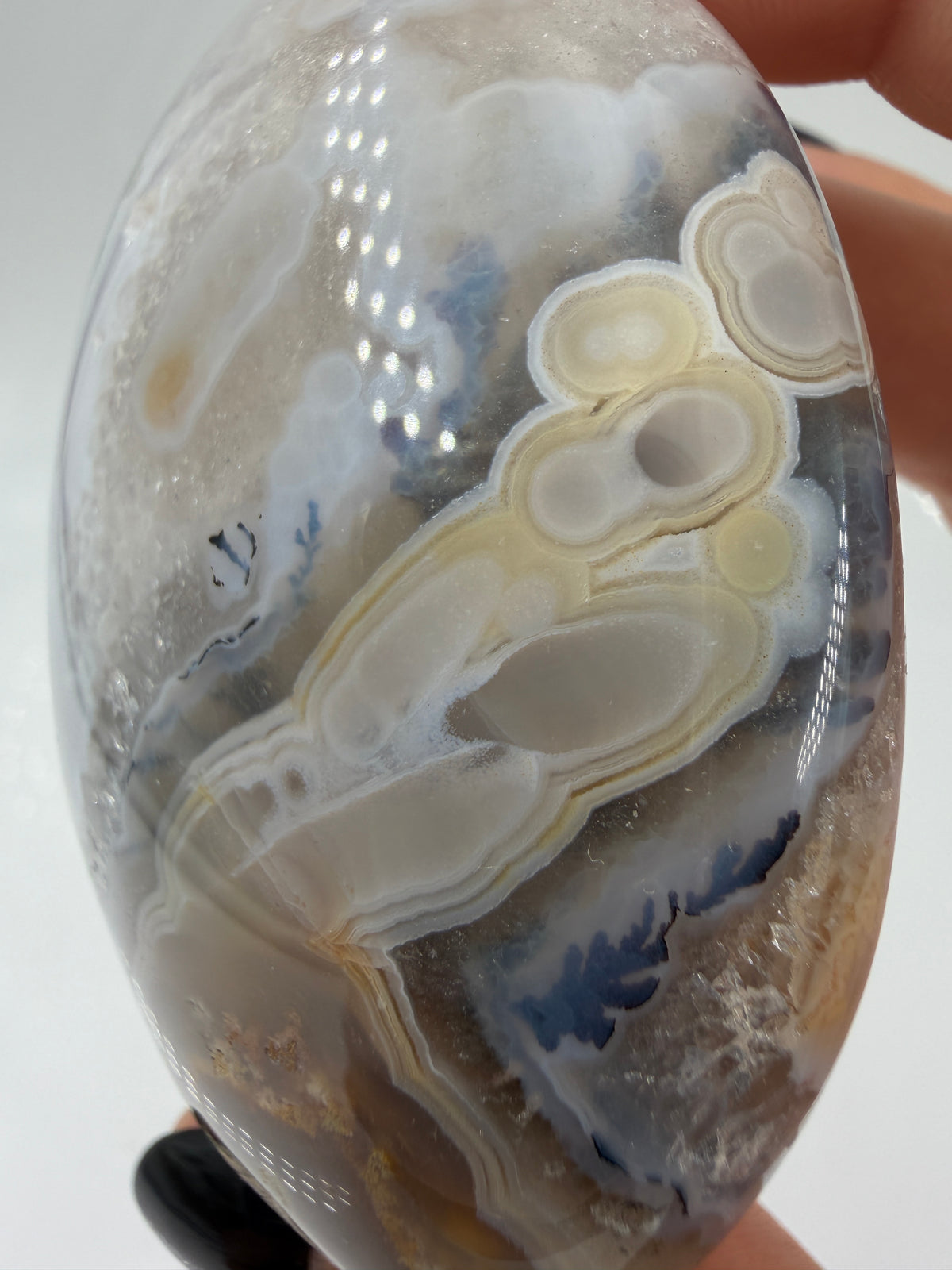 Achat Handstein MH37 aus Indonesien – polierter Moos-Achat mit moosartigen Inklusionen und feinen Dendriten in Chalcedon-Matrix, 6,8 × 5,1 cm