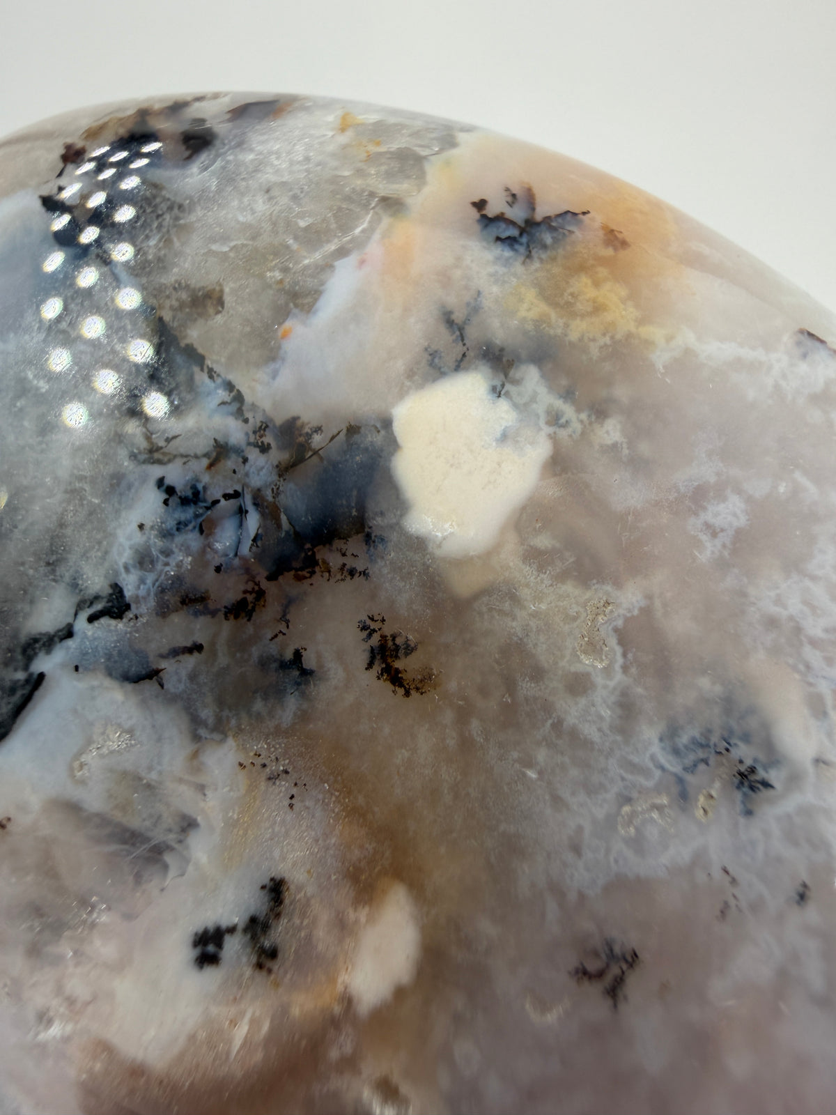 Achat Handstein MH37 aus Indonesien – polierter Moos-Achat mit moosartigen Inklusionen und feinen Dendriten in Chalcedon-Matrix, 6,8 × 5,1 cm