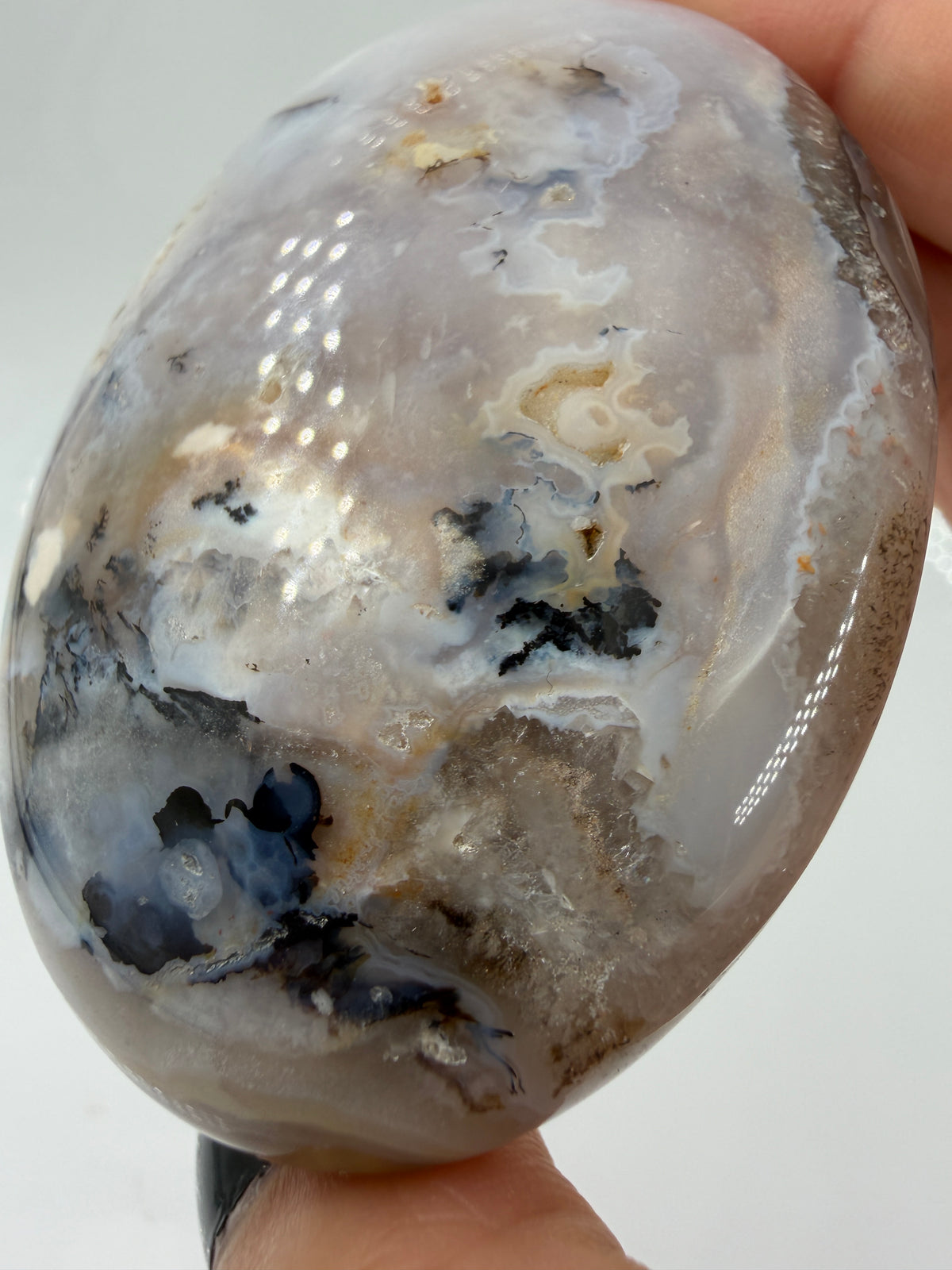 Achat Handstein MH37 aus Indonesien – polierter Moos-Achat mit moosartigen Inklusionen und feinen Dendriten in Chalcedon-Matrix, 6,8 × 5,1 cm