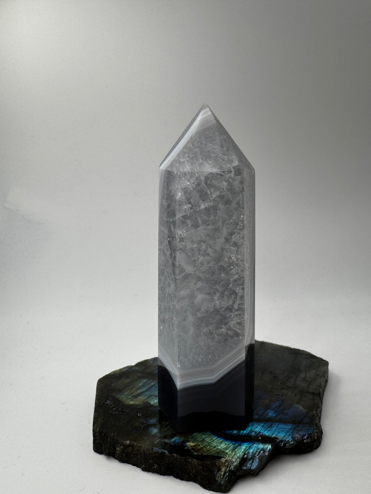 Achat-Spitze AT44, 10,8 cm hoch – polierte Turmspitze aus Achat und Quarz mit charakteristischer Banding-Struktur, elegantes Mineralien-Displaystück.