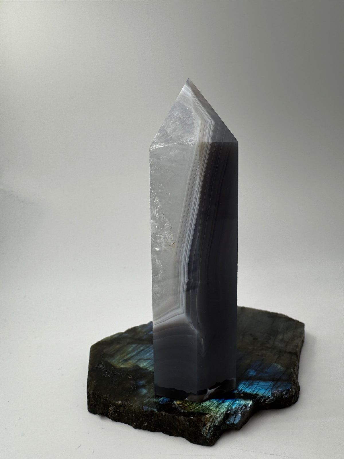 Achat-Spitze AT44, 10,8 cm hoch – polierte Turmspitze aus Achat und Quarz mit charakteristischer Banding-Struktur, elegantes Mineralien-Displaystück.