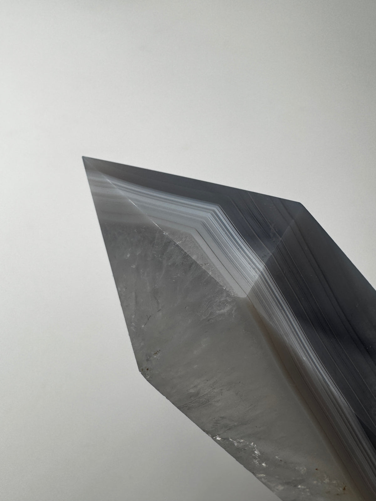 Achat-Spitze AT44, 10,8 cm hoch – polierte Turmspitze aus Achat und Quarz mit charakteristischer Banding-Struktur, elegantes Mineralien-Displaystück.