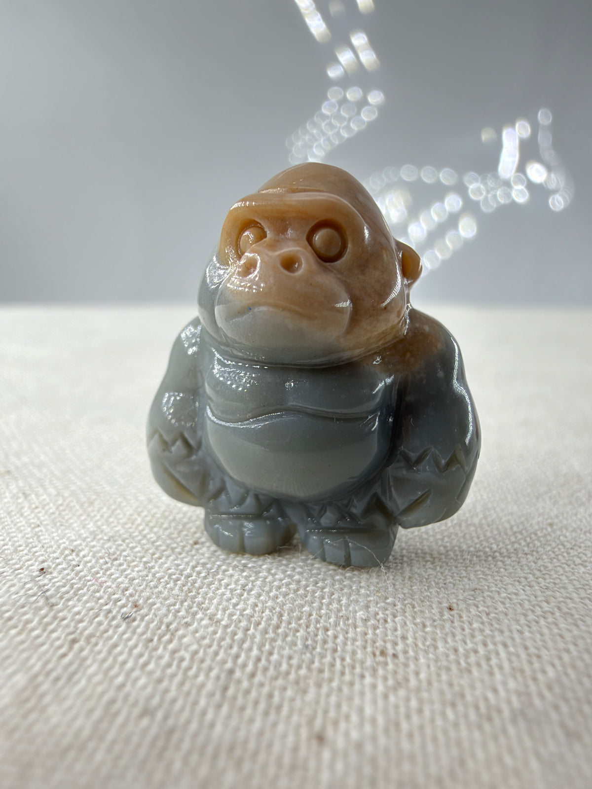 polierte Gorilla-Figur aus Alashan-Achat,  in Graublau und Beige