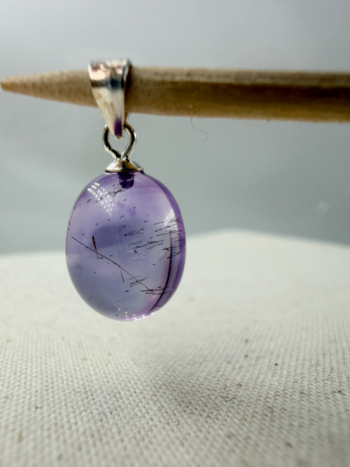 Amethyst-Anhänger A26 mit feinen dunklen Nadeleinschlüssen, hellviolett, ovale Form, Silber-925-Öse