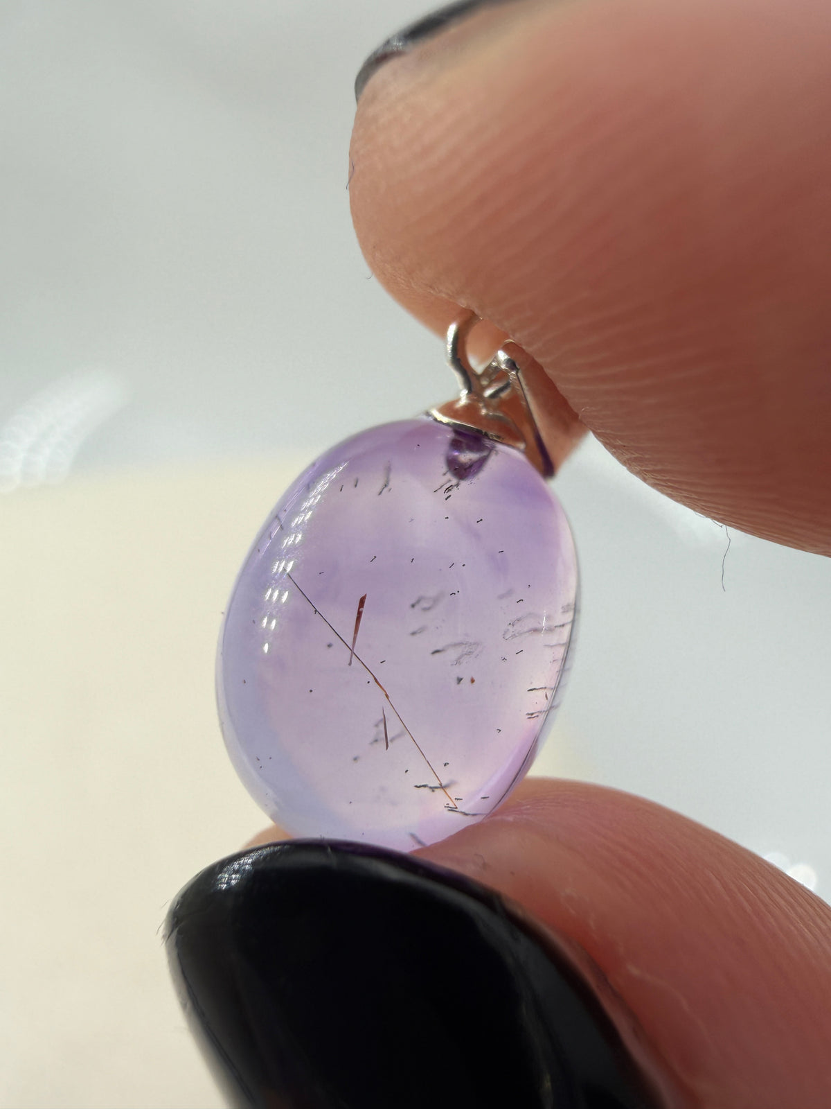 Amethyst-Anhänger A26 mit feinen dunklen Nadeleinschlüssen, hellviolett, ovale Form, Silber-925-Öse