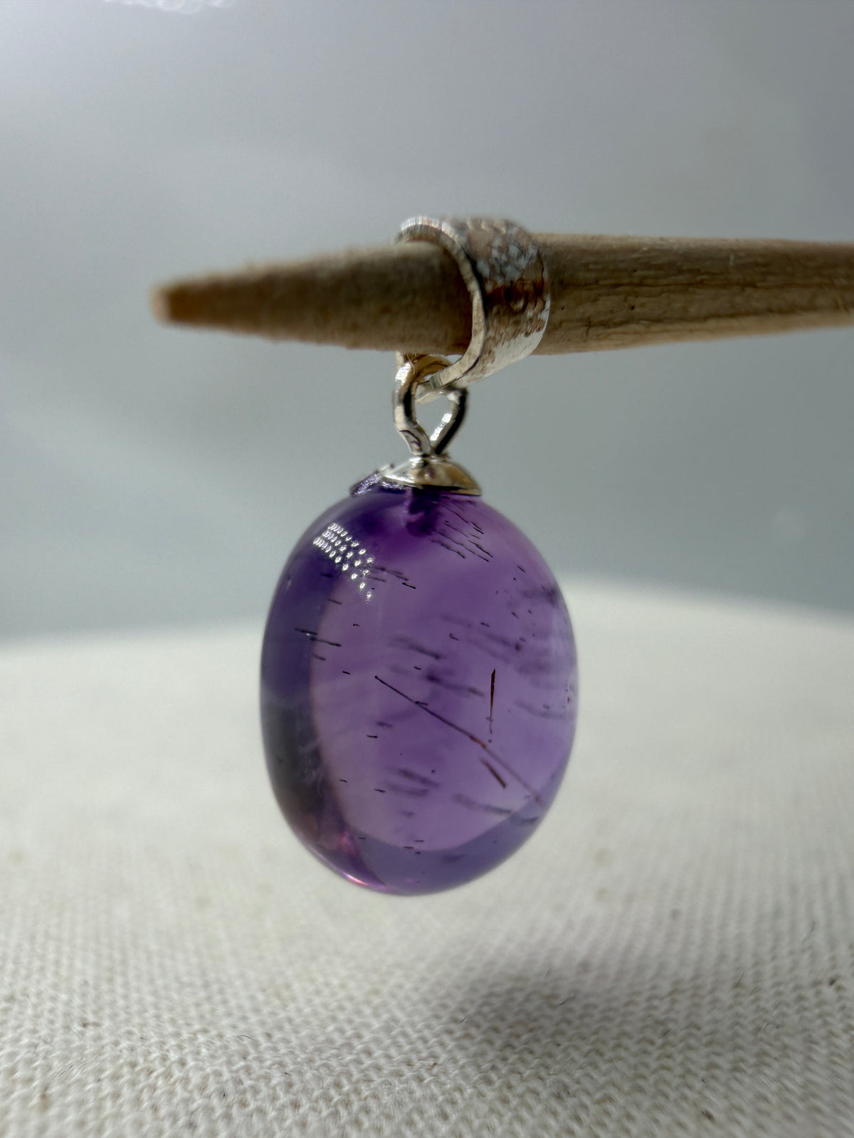 Amethyst-Anhänger A26 mit feinen dunklen Nadeleinschlüssen, hellviolett, ovale Form, Silber-925-Öse