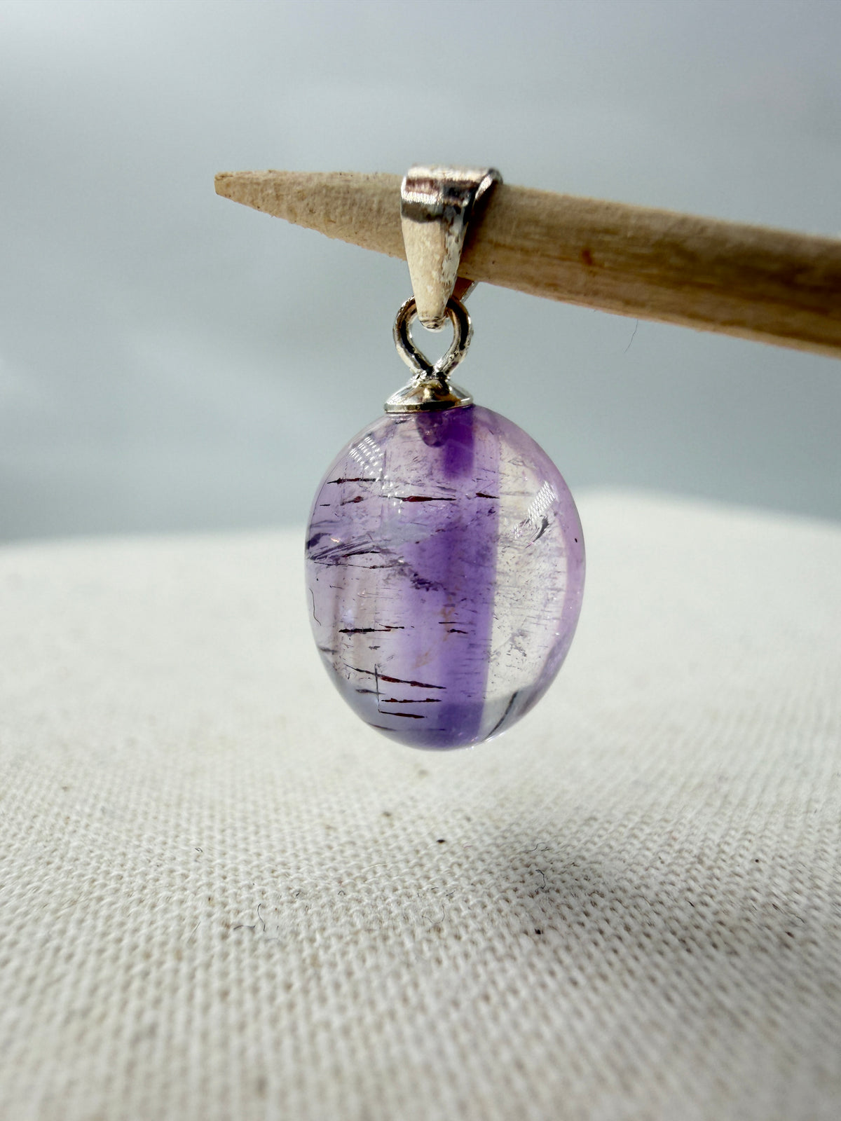 Amethyst-Anhänger A26 mit feinen dunklen Nadeleinschlüssen, hellviolett, ovale Form, Silber-925-Öse