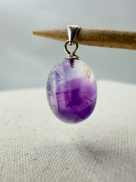 Amethyst-Anhänger A26 mit feinen dunklen Nadeleinschlüssen, hellviolett, ovale Form, Silber-925-Öse