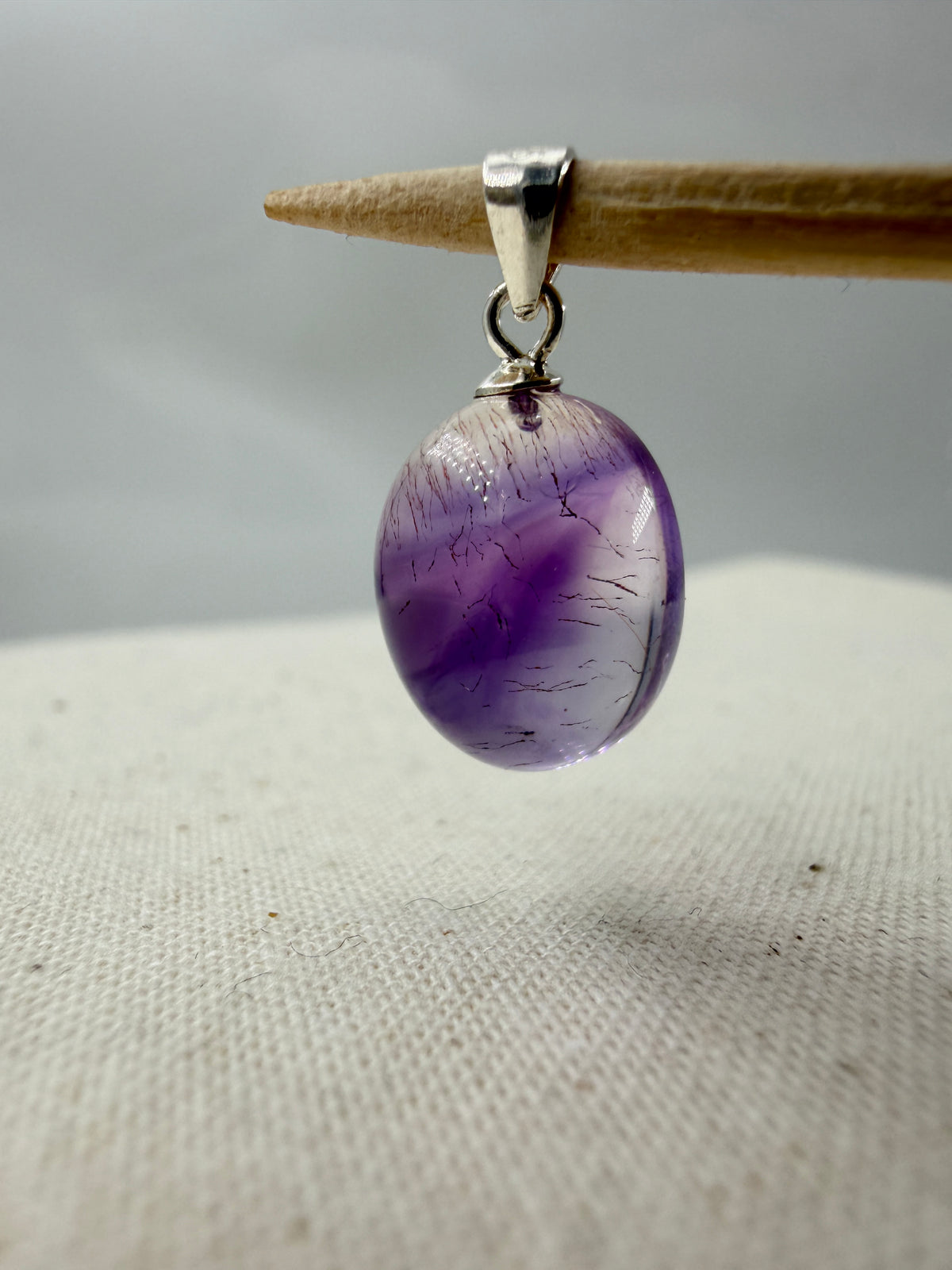 Amethyst-Anhänger A26 mit feinen dunklen Nadeleinschlüssen, hellviolett, ovale Form, Silber-925-Öse