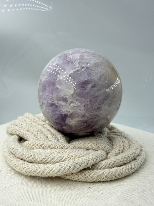 Polierte Kugel aus Amethyst und Blumenachat mit Achatbändern und Blütenmuster, Ø 6,3 cm 