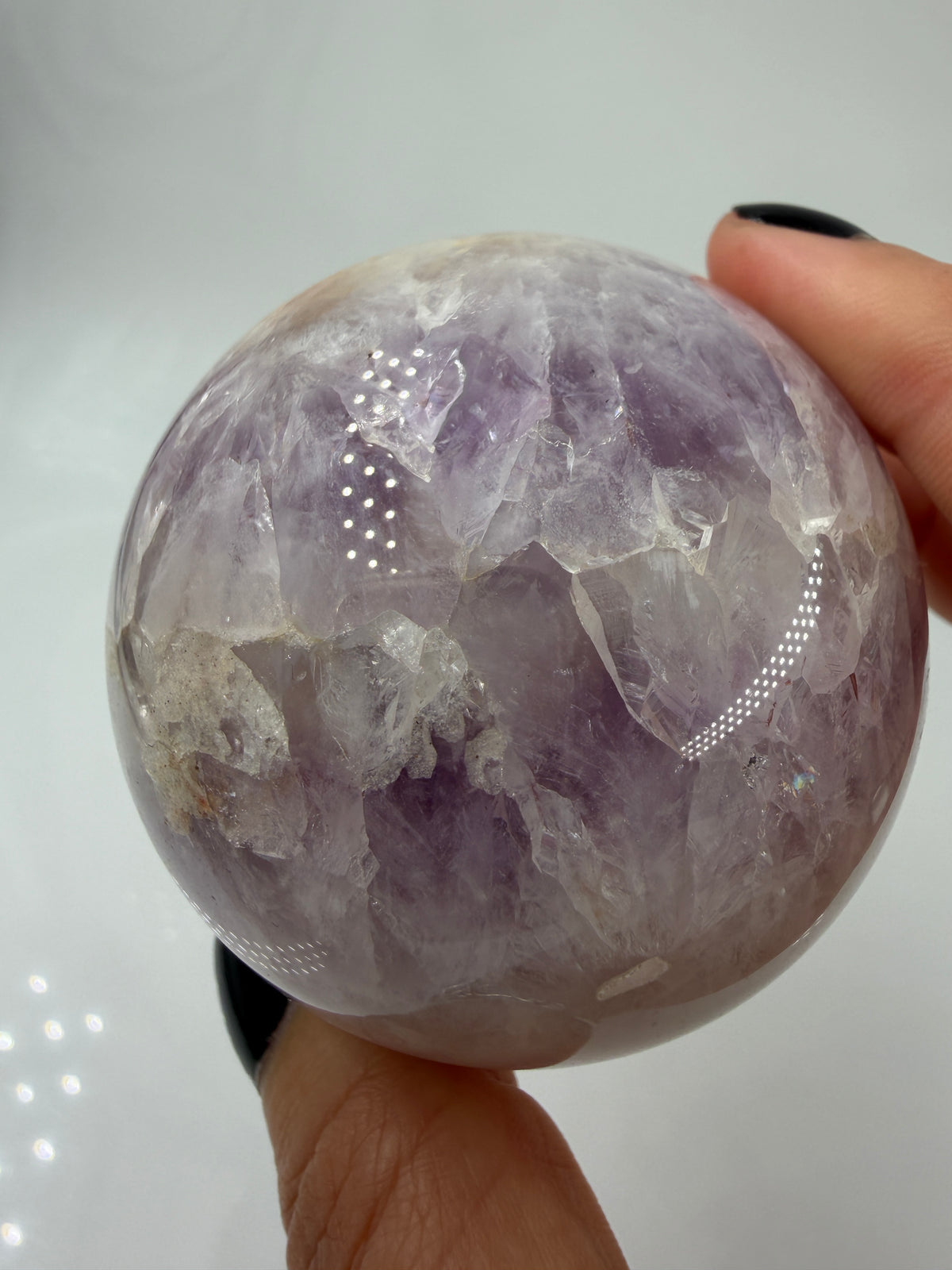 Polierte Kugel aus Amethyst und Blumenachat mit Achatbändern und Blütenmuster, Ø 6,3 cm 