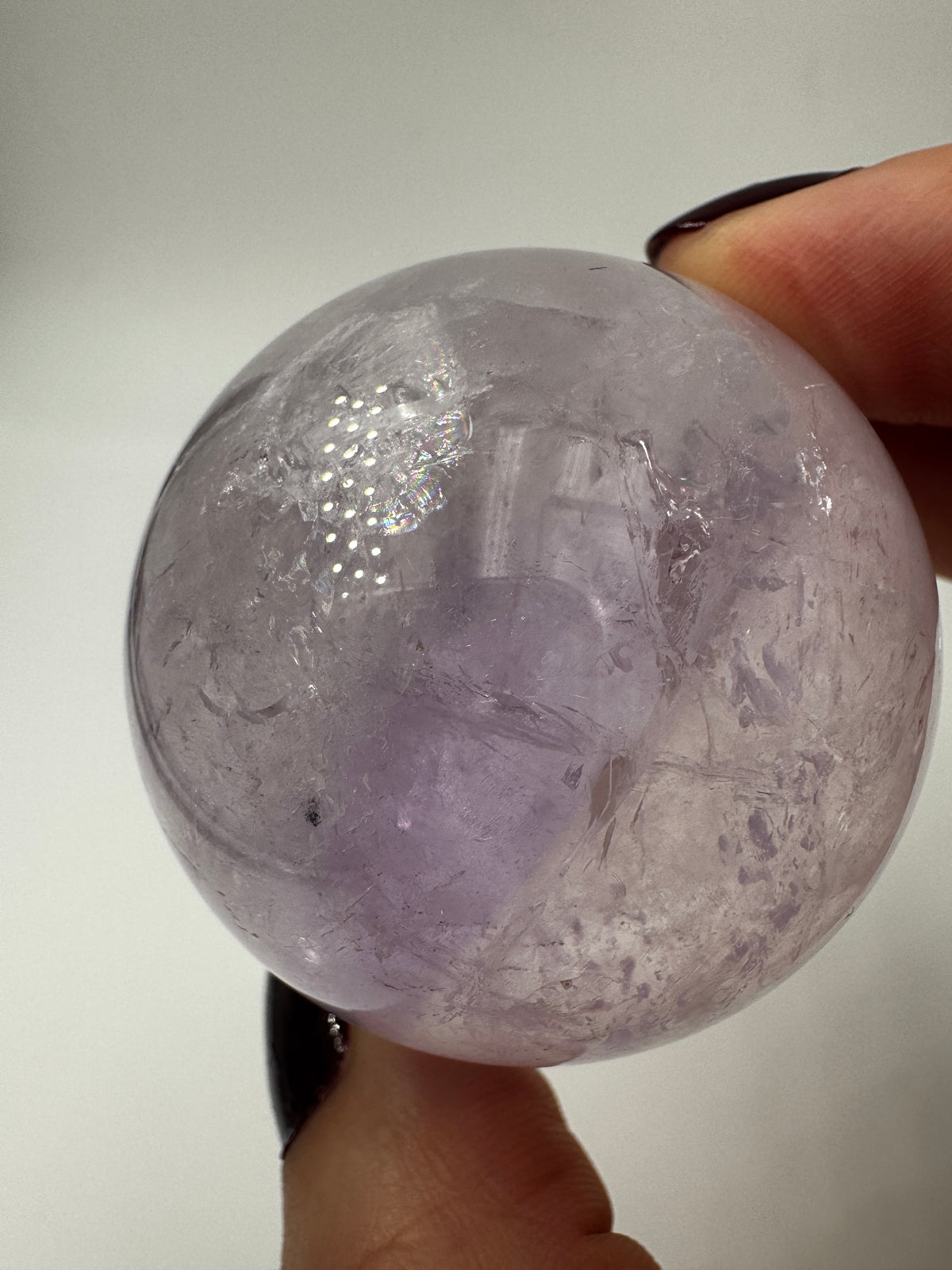 Handpolierte Amethyst-Kugel AK34 mit zartem Violett und feinen Zonarstrukturen.