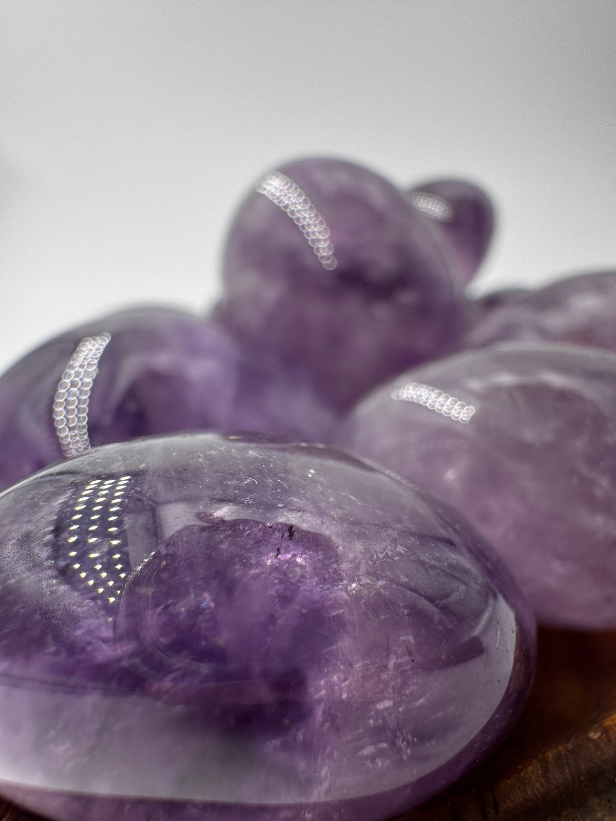 Polierter Amethyst-Trommelstein in violett-lila Tönen – natürliche Quarzvarietät, intuitiv ausgewählt, für Mineraliensammler und Naturliebhaber.