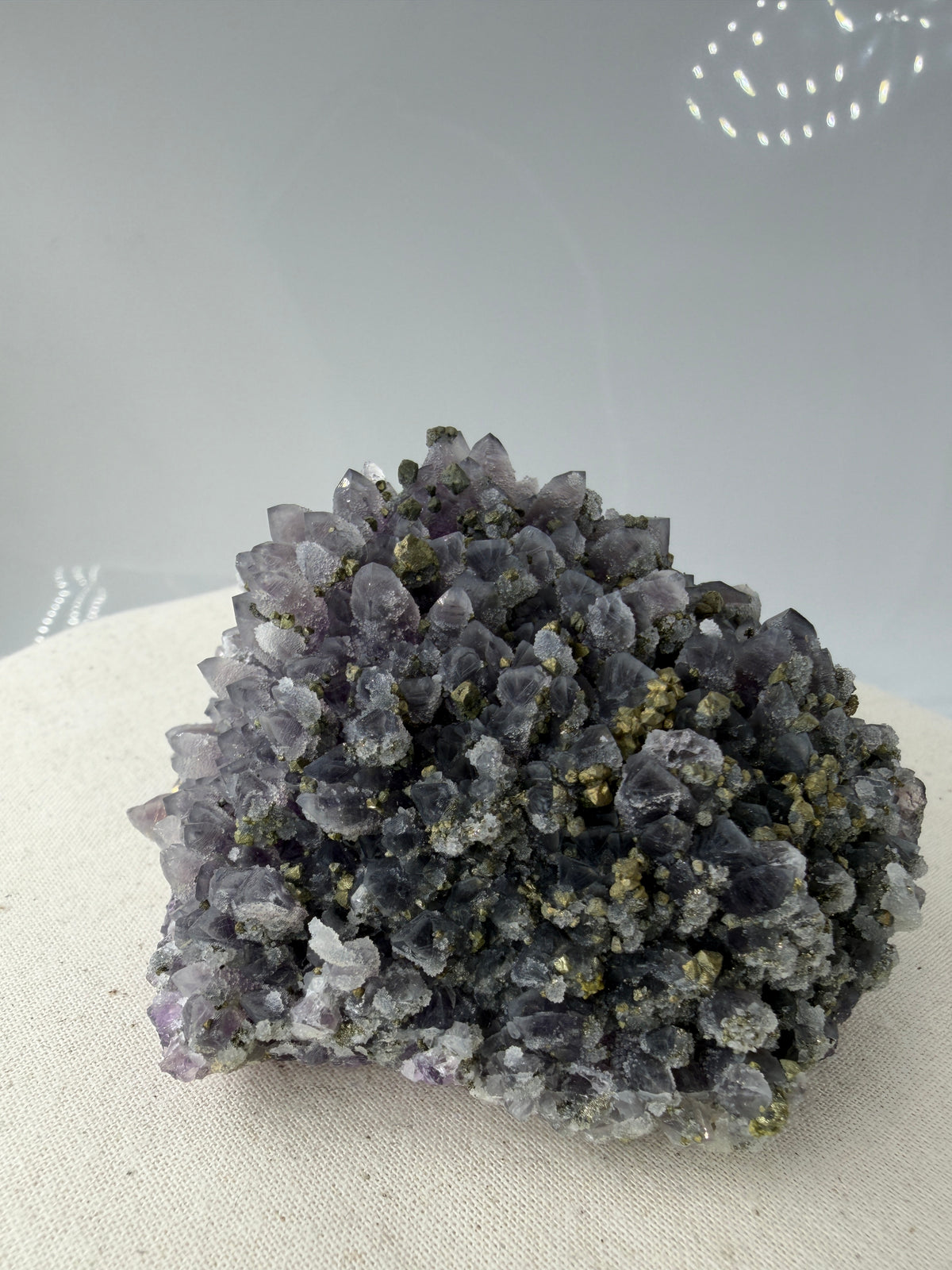 Amethyst-Druse mit aufgewachsenem Pyrit und Quarz, trimineralische Paragenese aus der Davidkovo Mine in Bulgarien.