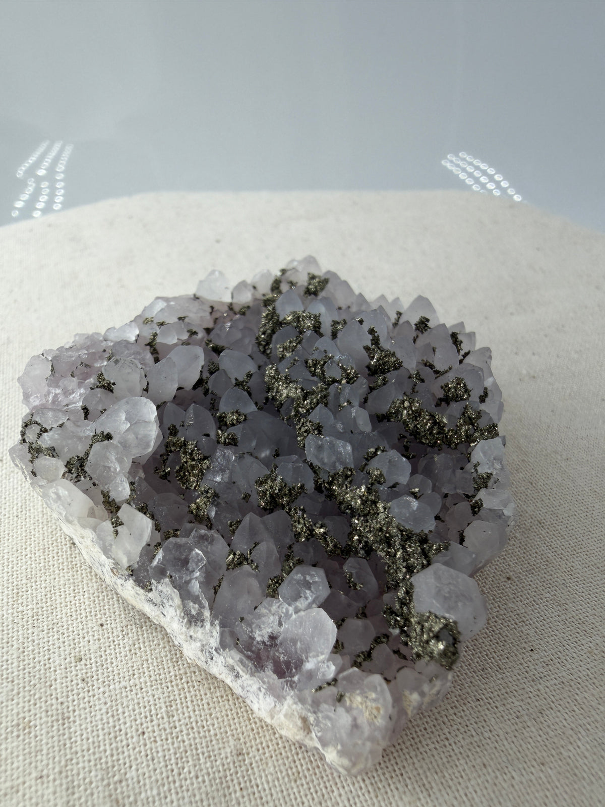 Blasser Amethyst in Weiß bis Hellviolett mit aufgewachsenem Pyrit und Quarz, Davidkovo Mine Bulgarien.