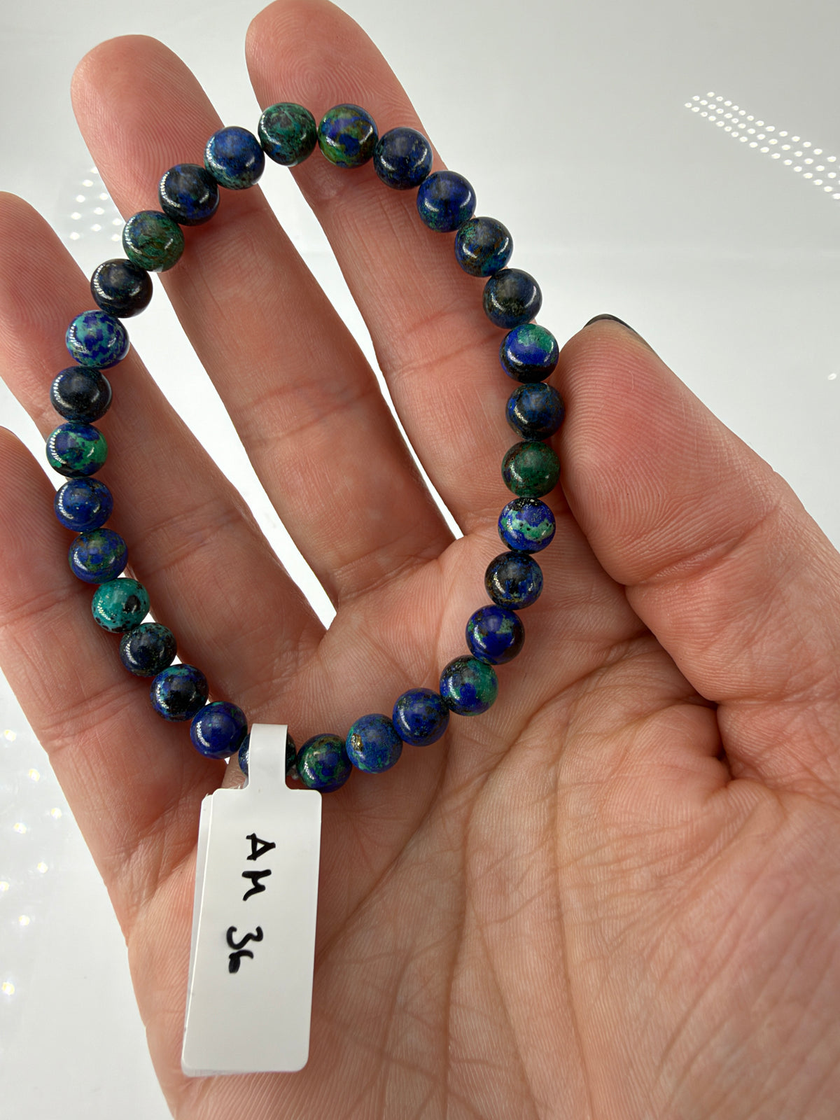 Azurit-Armband AM36 mit blauen, grünen und türkisfarbenen Bereichen in den Kugelperlen