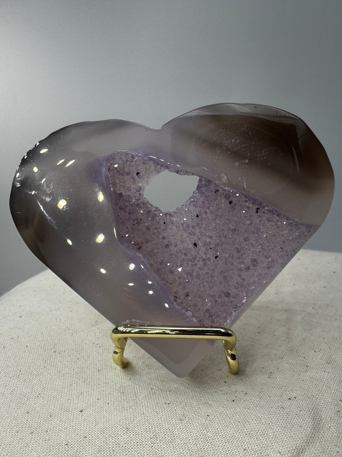Herzförmiges Carving aus violettem Amethyst und gebändertem Achat, mit sichtbaren Bearbeitungsspuren als B-Ware.