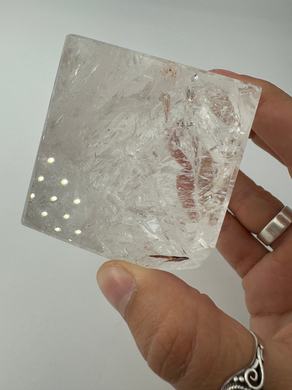 Bergkristall Würfel, 5,6 cm, mit glasklarer Transparenz, Eiseneinschlüssen und Regenbögen – B-Ware mit kleinem Schleiffehler an einer Kante