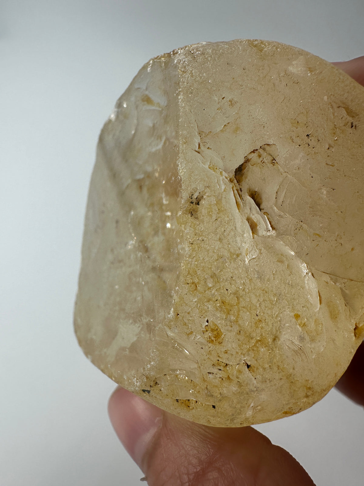 Bergkristall Rohstein BAA20, 5×5×4 cm, einseitig angeschliffen mit glasklarer Schnittfläche und natürlicher Rohsteinoberfläche