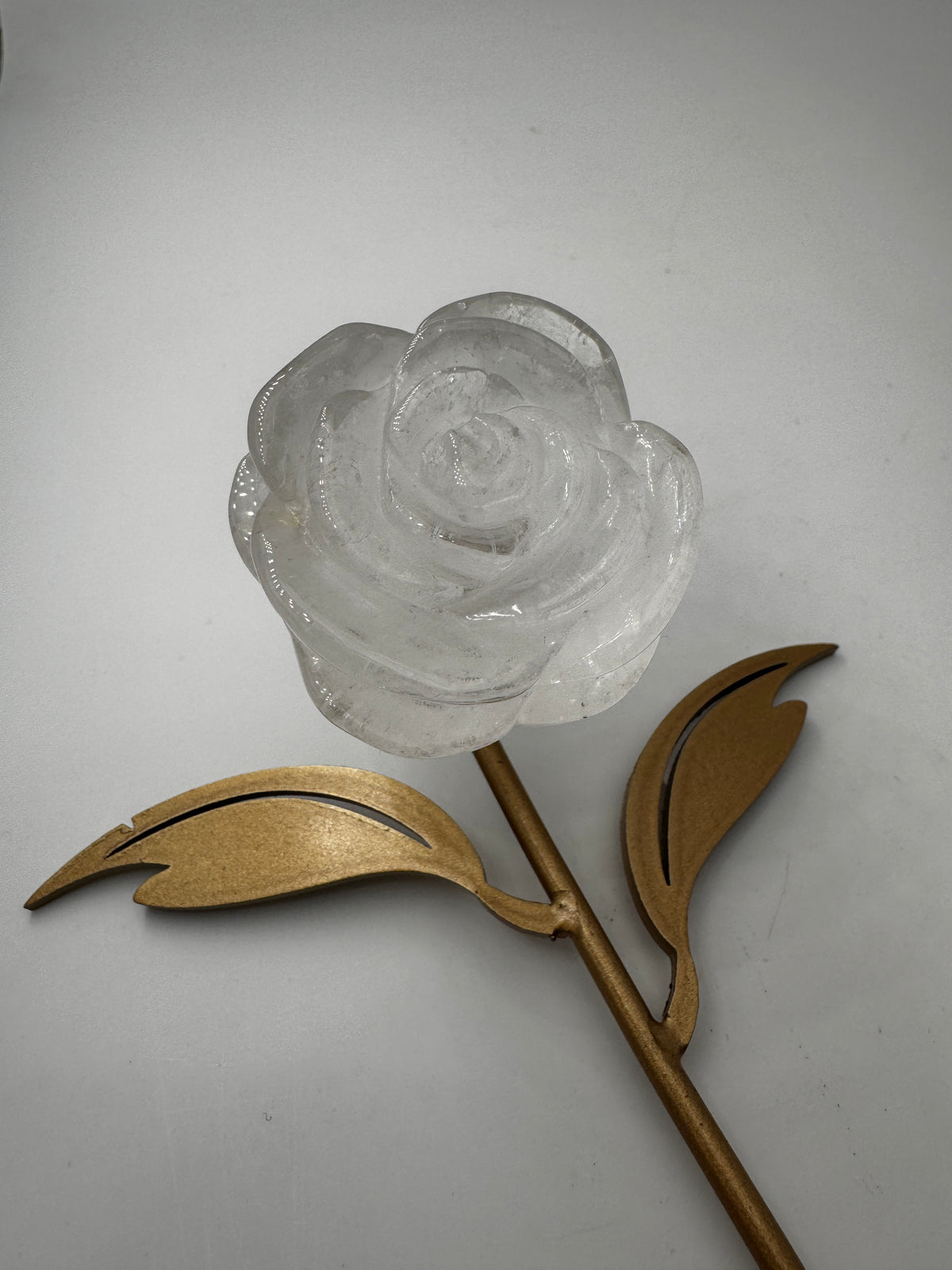 Bergkristall Rose FR39 – handgeschliffene Carving in Rosenform aus wasserklarem Quarz, ca. 4,9×2,6 cm, auf Ständer, Gesamthöhe 16 cm.