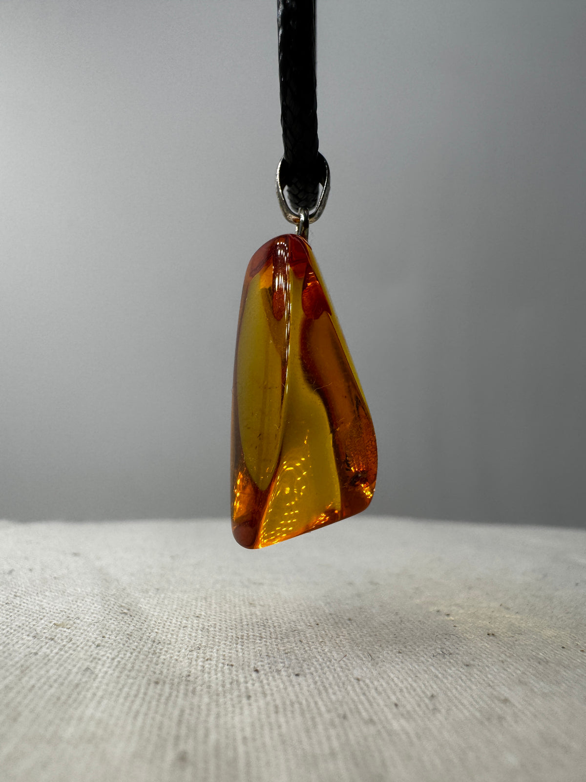 Gestifteter Bernstein-Anhänger BA27, 2,5 x 1,3 cm – Baltischer Bernstein mit warmer Honigfärbung und natürlicher Transparenz.