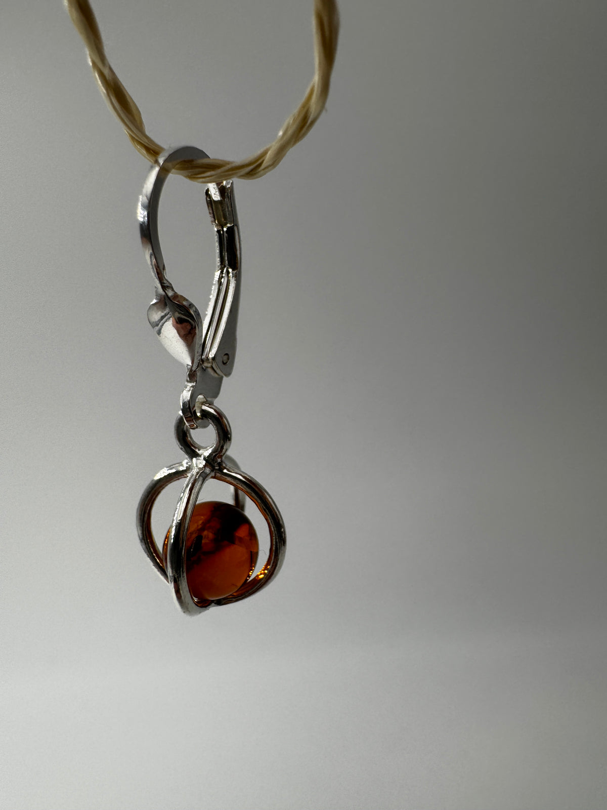 Bernstein Ohrhänger BO36, 925er Silber, 7 mm bewegliche Bernsteinkugel, ca. 3 cm Länge – fossiles Baumharz in warmem Honiggelb als Naturschmuck.