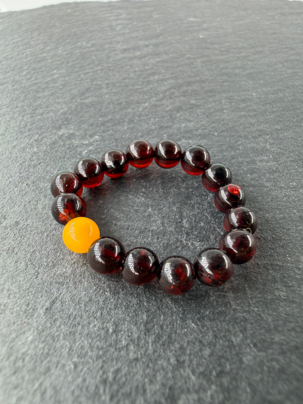 Elastischer Bernstein-Ring BR11 mit honiggelben Cabochons aus baltischem Bernstein.