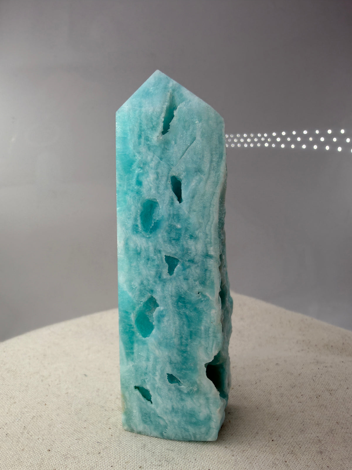 Blauer Calcit Turm in polierter Spitzenform, hellblaues Mineral und hoher Farbreinheit, Sammlerstück.