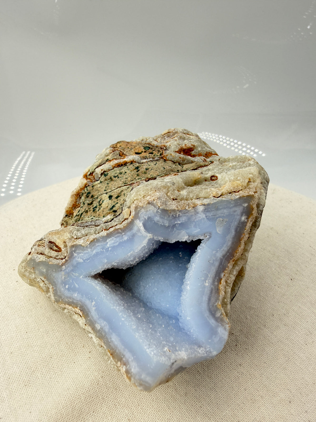 Blauer Chalcedon Rohstein BC42 mit sichtbarer Druze, ca. 9,8 × 8,9 × 5,7 cm, Nahaufnahme auf weißem Hintergrund