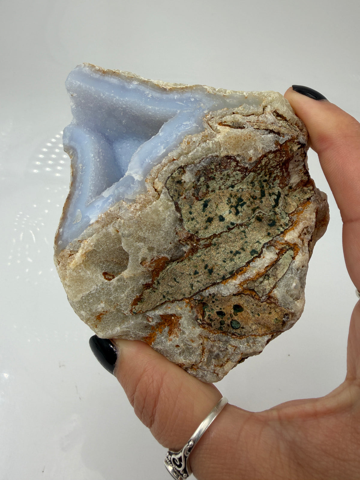 Blauer Chalcedon Rohstein BC42 mit sichtbarer Druze, ca. 9,8 × 8,9 × 5,7 cm, Nahaufnahme auf weißem Hintergrund