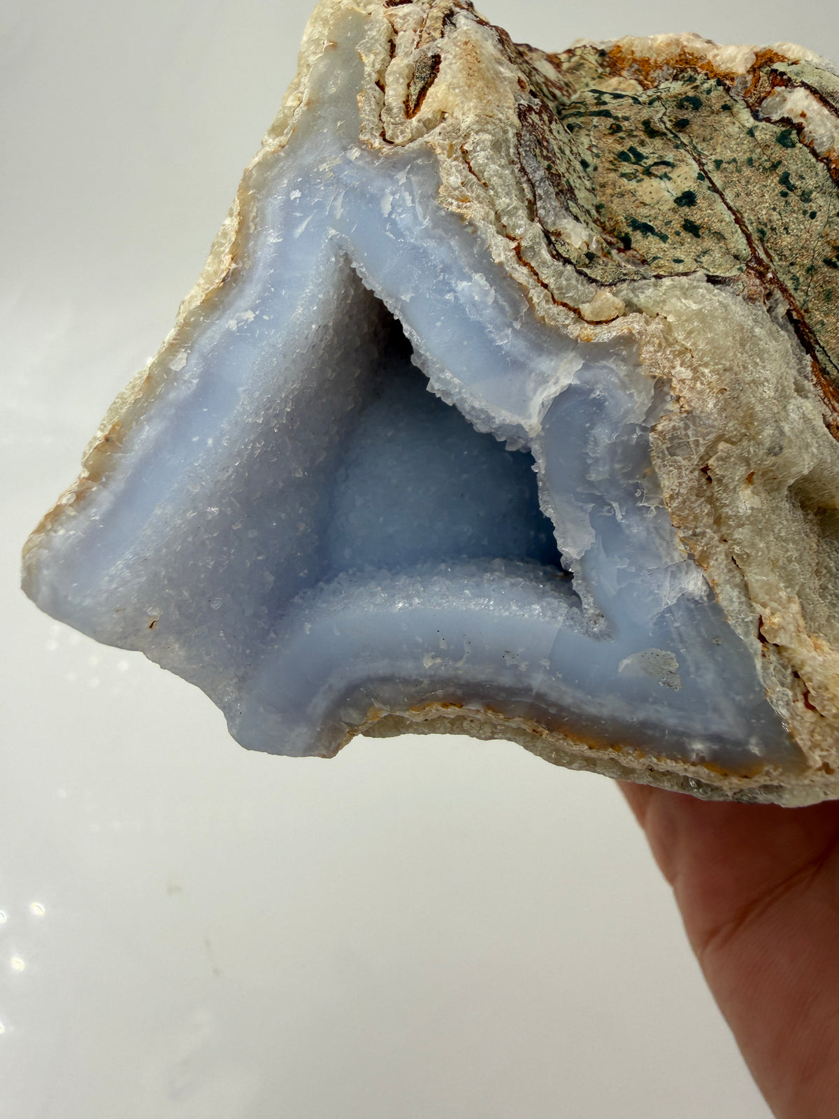 Blauer Chalcedon Rohstein BC42 mit sichtbarer Druze, ca. 9,8 × 8,9 × 5,7 cm, Nahaufnahme auf weißem Hintergrund