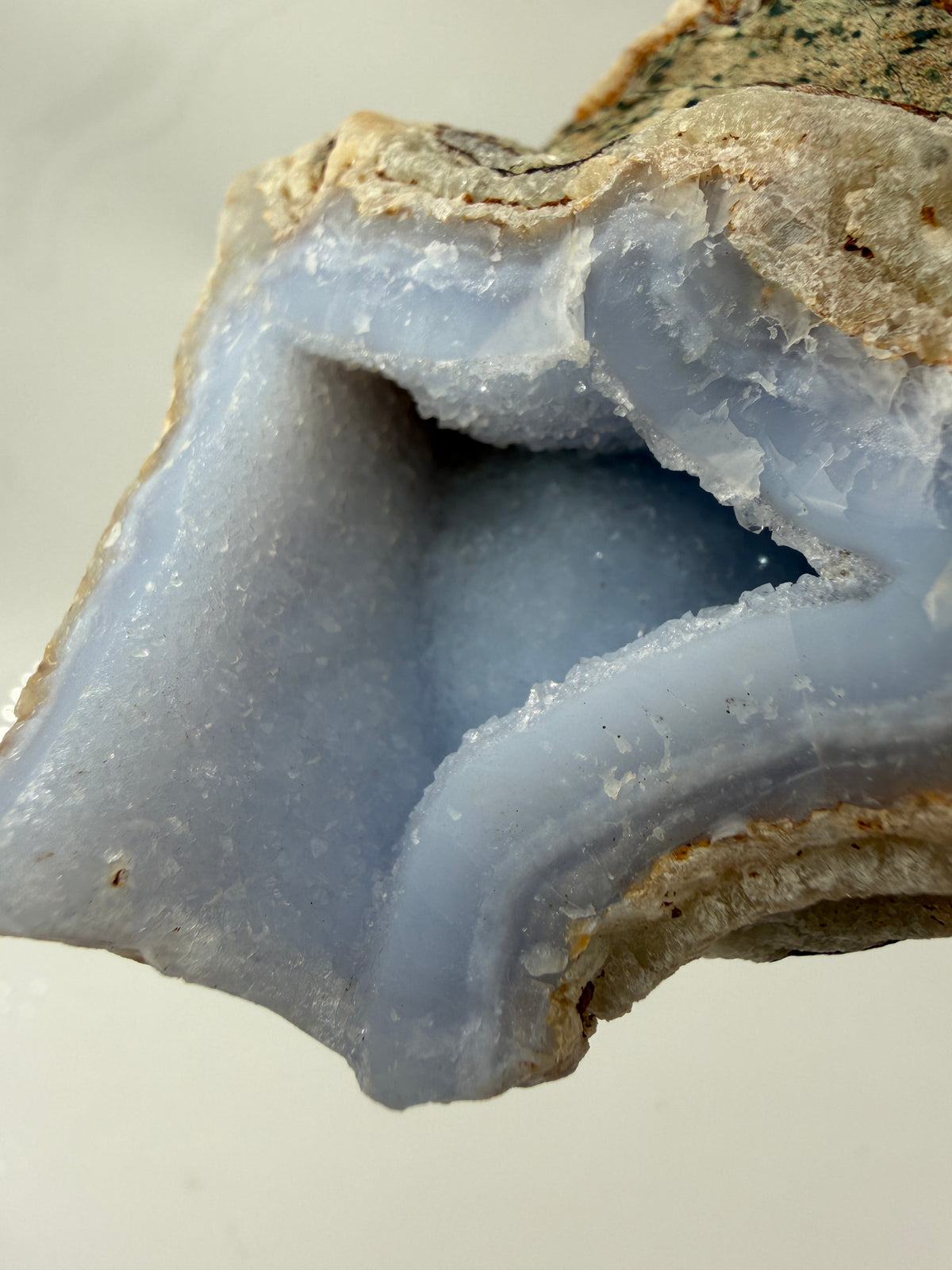 Blauer Chalcedon Rohstein BC42 mit sichtbarer Druze, ca. 9,8 × 8,9 × 5,7 cm, Nahaufnahme auf weißem Hintergrund