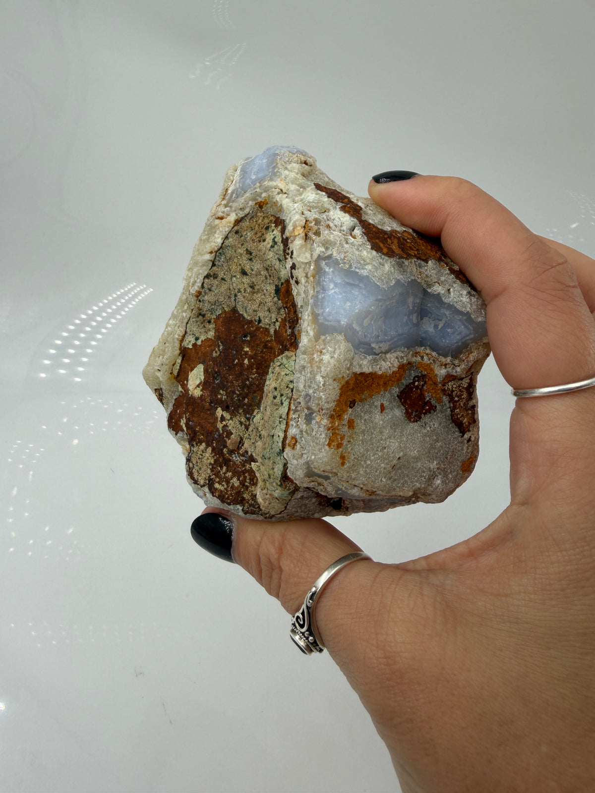 Blauer Chalcedon Rohstein BC42 mit sichtbarer Druze, ca. 9,8 × 8,9 × 5,7 cm, Nahaufnahme auf weißem Hintergrund